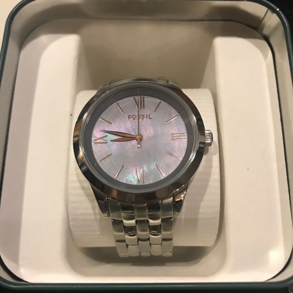 Fossil Iridescent Silver Women’s Watch NWT - Picture 3 of 7